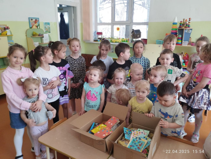 "Открытка бойцу ко Дню Победы" для участников СВО от детей первой младшей группы № 3 и подготовительной группы № 10 "Открытка бойцу ко Дню Победы" для участников СВО от детей первой младшей группы № 3 и подготовительной группы № 10.